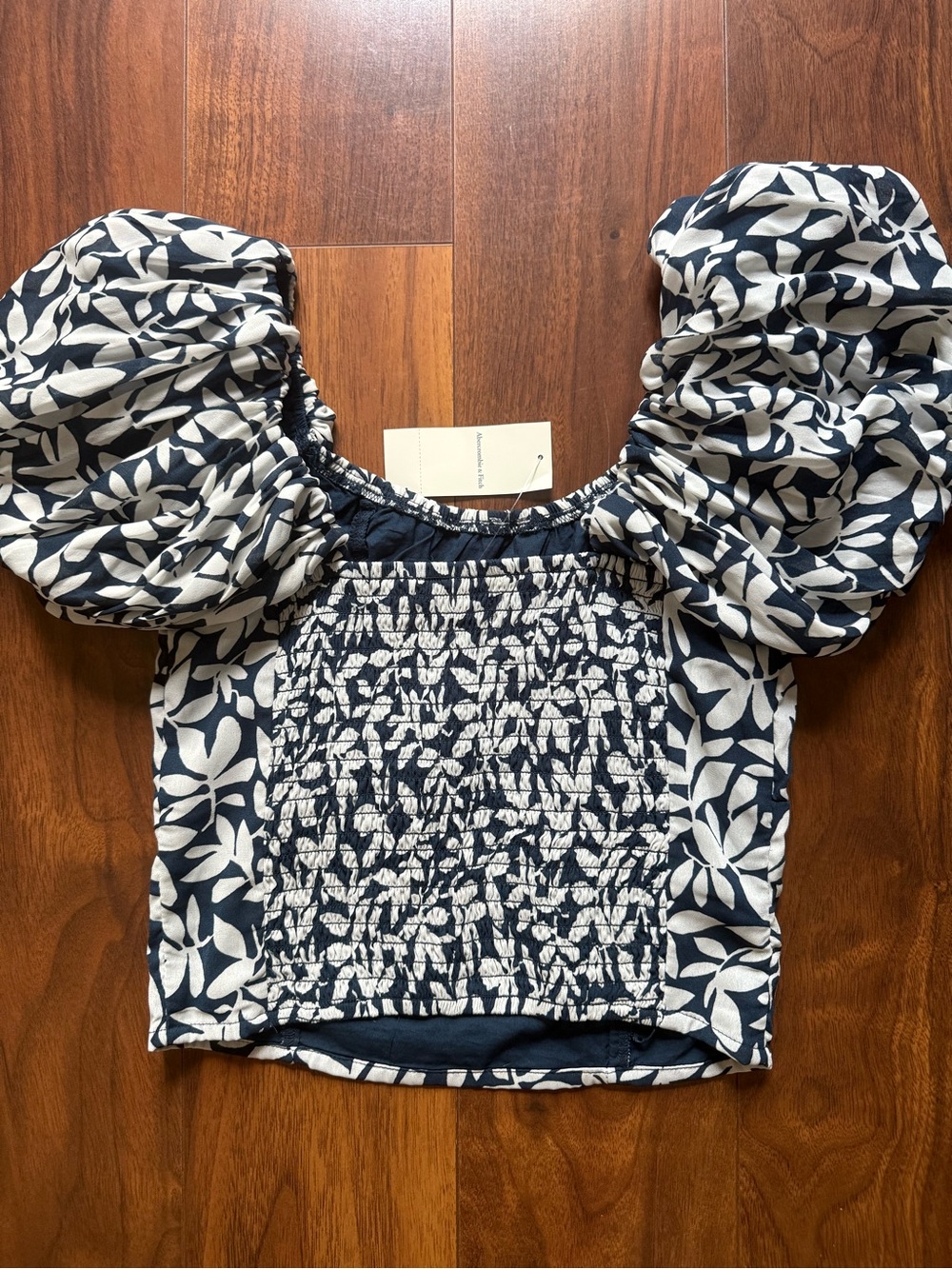 ๐ Abercrombie & Fitch Floral Navy & White Puff Short Sleeve Crop Top / XS / NWT - Picture 2 of 5